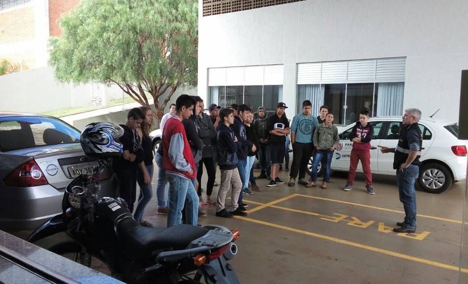 Durante todo o mês, o Departamento de Trânsito do Paraná (Detran) intensificou as ações educativas no Estado. Ao longo do Maio Amarelo, foram realizadas blitzs educativas, palestras, passeatas e até simulações de acidentes em empresas e escolas.