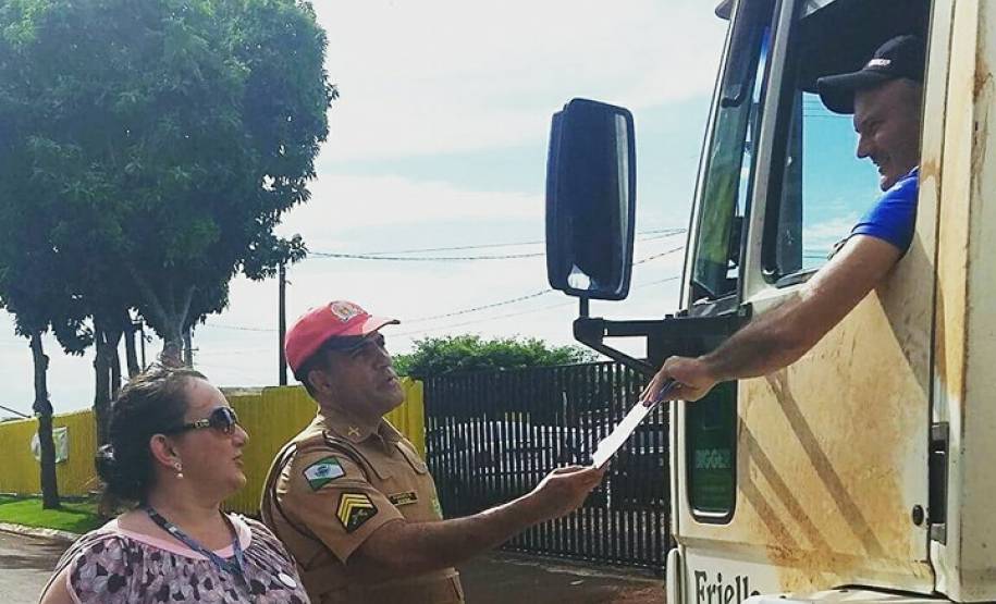 Durante todo o mês, o Departamento de Trânsito do Paraná (Detran) intensificou as ações educativas no Estado. Ao longo do Maio Amarelo, foram realizadas blitzs educativas, palestras, passeatas e até simulações de acidentes em empresas e escolas.