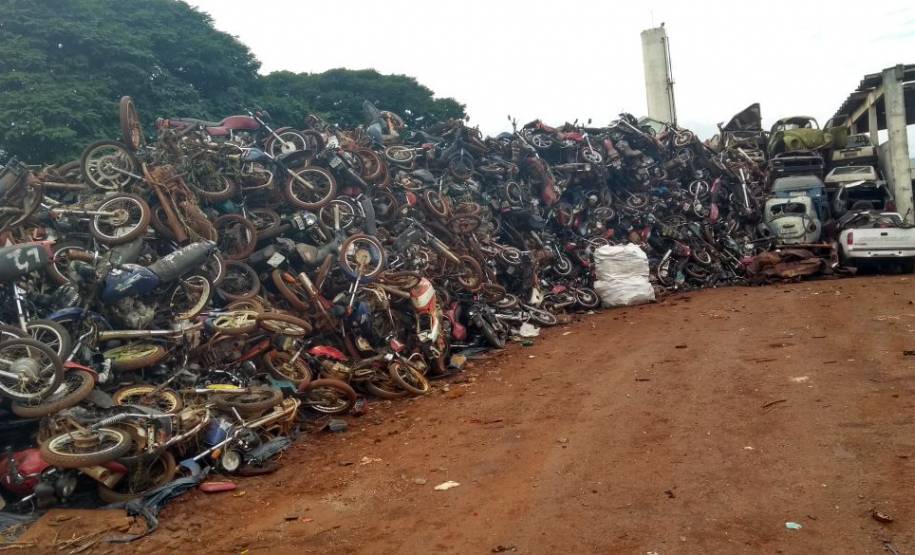 Hoje (19) a partir das 13h, e amanhã (20) a partir das 8h, na Ciretran de Sarandi, a prensa móvel da empresa Gerdau, estará realizando a prensagem de aproximadamente 1080 veículos. São cerca de 1000 motos e 80 carros.