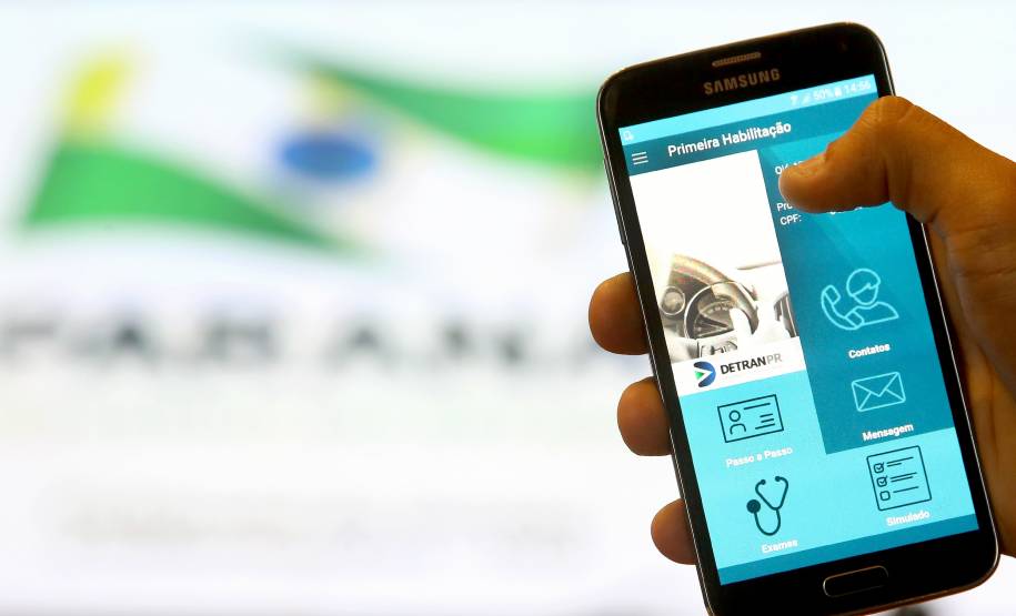 O governador Beto Richa lançou nesta terça-feira (27) o novo aplicativo do Departamento de Trânsito do Paraná voltado especialmente para quem vai fazer a primeira Carteira Nacional de Habilitação (CNH). Curitiba,27/06/2017 Foto:Jaelson Lucas / ANPr