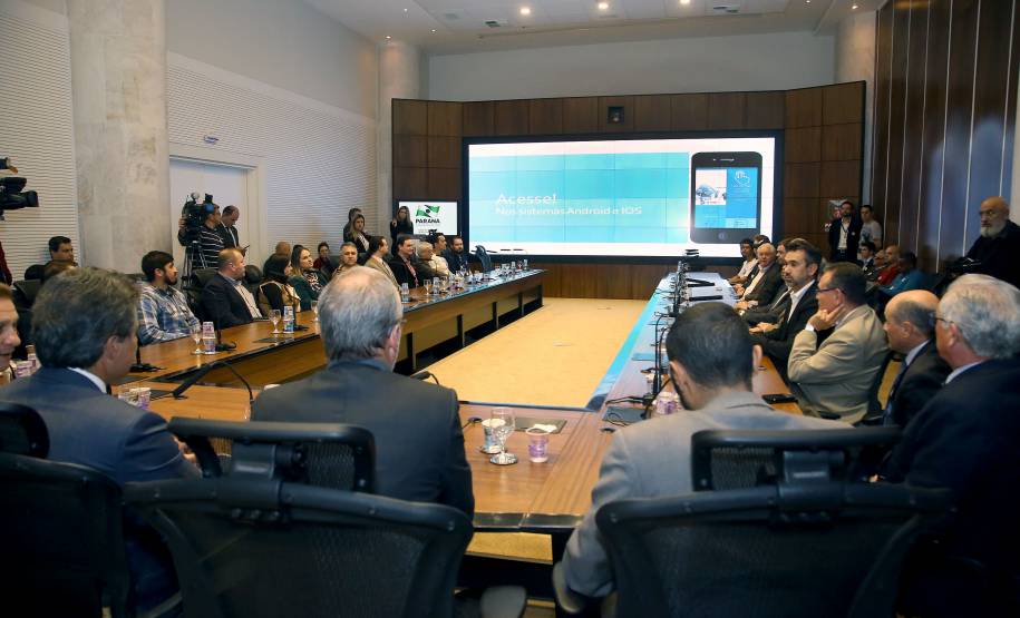 O governador Beto Richa lançou nesta terça-feira (27) o novo aplicativo do Departamento de Trânsito do Paraná voltado especialmente para quem vai fazer a primeira Carteira Nacional de Habilitação (CNH). Curitiba,27/06/2017 Foto:Jaelson Lucas / ANPr