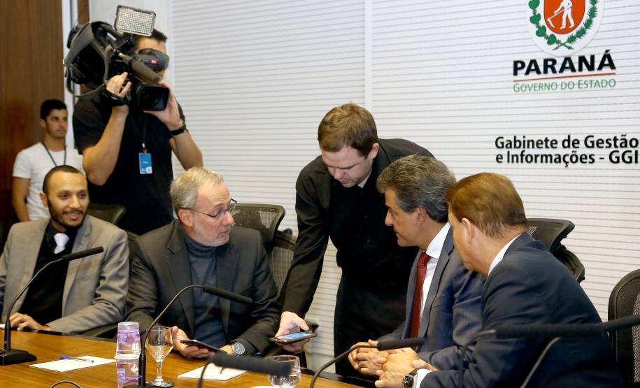 O governador Beto Richa lançou nesta terça-feira (27) o novo aplicativo do Departamento de Trânsito do Paraná voltado especialmente para quem vai fazer a primeira Carteira Nacional de Habilitação (CNH). Curitiba,27/06/2017 Foto:Jaelson Lucas / ANPr