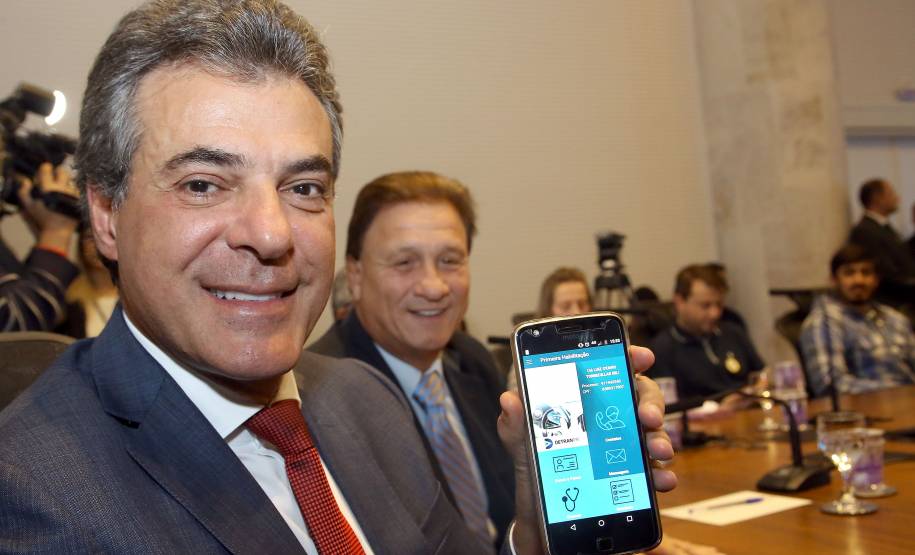 O governador Beto Richa lançou nesta terça-feira (27) o novo aplicativo do Departamento de Trânsito do Paraná voltado especialmente para quem vai fazer a primeira Carteira Nacional de Habilitação (CNH). Curitiba,27/06/2017 Foto:Jaelson Lucas / ANPr