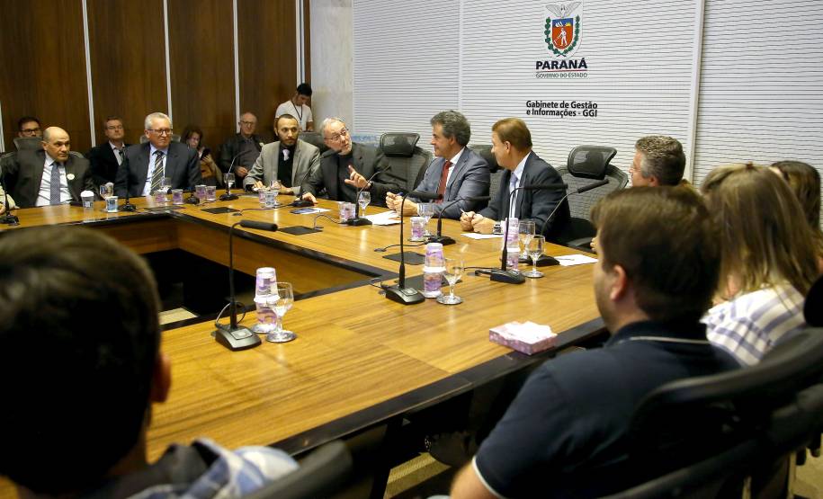 O governador Beto Richa lançou nesta terça-feira (27) o novo aplicativo do Departamento de Trânsito do Paraná voltado especialmente para quem vai fazer a primeira Carteira Nacional de Habilitação (CNH). Curitiba,27/06/2017 Foto:Jaelson Lucas / ANPr