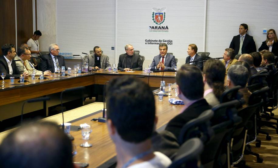 O governador Beto Richa lançou nesta terça-feira (27) o novo aplicativo do Departamento de Trânsito do Paraná voltado especialmente para quem vai fazer a primeira Carteira Nacional de Habilitação (CNH). Curitiba,27/06/2017 Foto:Jaelson Lucas / ANPr