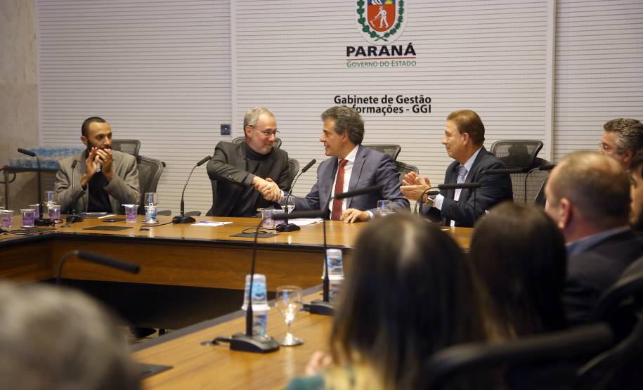 O governador Beto Richa lançou nesta terça-feira (27) o novo aplicativo do Departamento de Trânsito do Paraná voltado especialmente para quem vai fazer a primeira Carteira Nacional de Habilitação (CNH). Curitiba,27/06/2017 Foto:Jaelson Lucas / ANPr