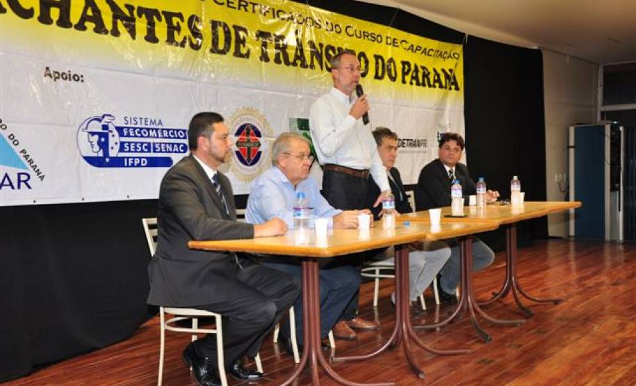 Para concluir a fase de entrega dos diplomas dos cursos de capacitação, que teve início no ano passado, o Sindepar, em parceria com o Detran-PR, realizou um evento em Londrina, no dia 19 de abril. Na ocasião estiveram presentes, além de membros da diretoria do Sindepar e do Detran-PR, mais de 100 despachantes de Londrina e da região norte do estado.