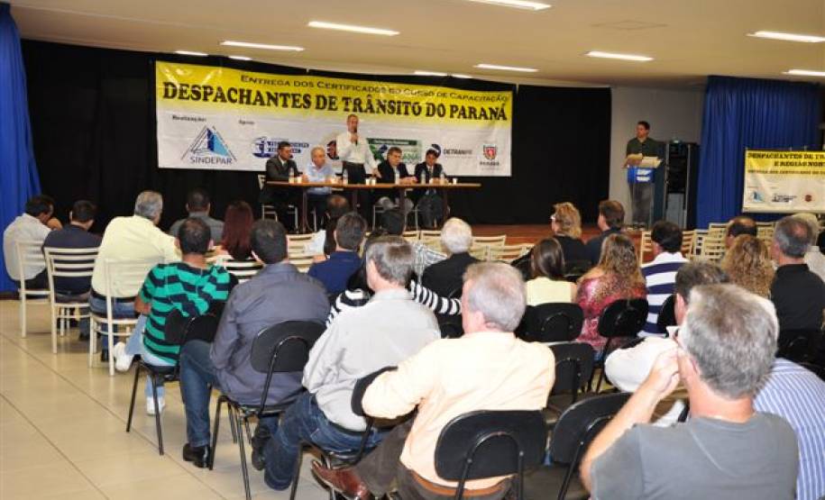 Para concluir a fase de entrega dos diplomas dos cursos de capacitação, que teve início no ano passado, o Sindepar, em parceria com o Detran-PR, realizou um evento em Londrina, no dia 19 de abril. Na ocasião estiveram presentes, além de membros da diretoria do Sindepar e do Detran-PR, mais de 100 despachantes de Londrina e da região norte do estado.