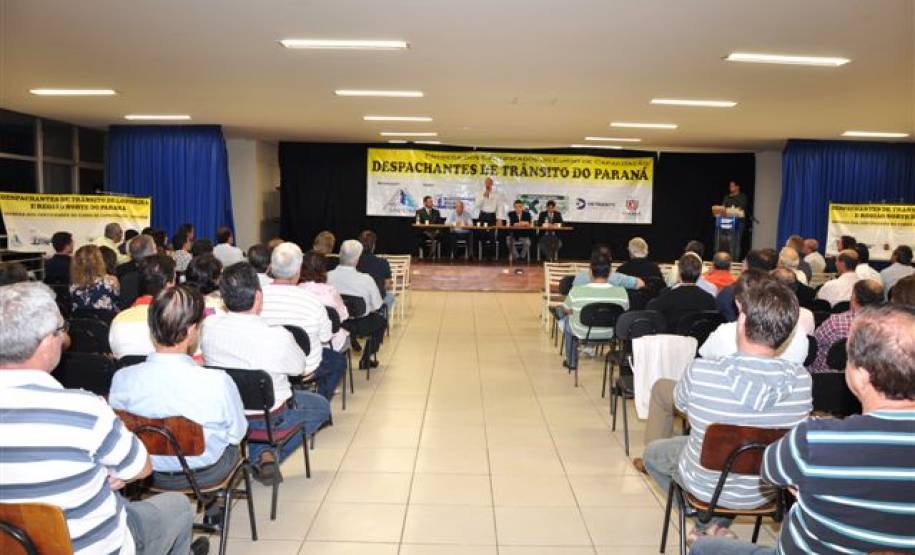 Para concluir a fase de entrega dos diplomas dos cursos de capacitação, que teve início no ano passado, o Sindepar, em parceria com o Detran-PR, realizou um evento em Londrina, no dia 19 de abril. Na ocasião estiveram presentes, além de membros da diretoria do Sindepar e do Detran-PR, mais de 100 despachantes de Londrina e da região norte do estado.