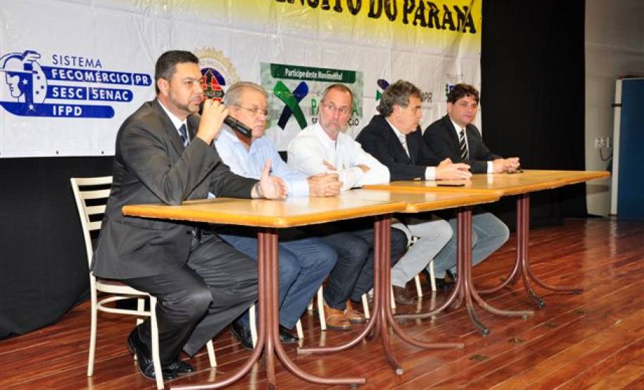 Para concluir a fase de entrega dos diplomas dos cursos de capacitação, que teve início no ano passado, o Sindepar, em parceria com o Detran-PR, realizou um evento em Londrina, no dia 19 de abril. Na ocasião estiveram presentes, além de membros da diretoria do Sindepar e do Detran-PR, mais de 100 despachantes de Londrina e da região norte do estado.