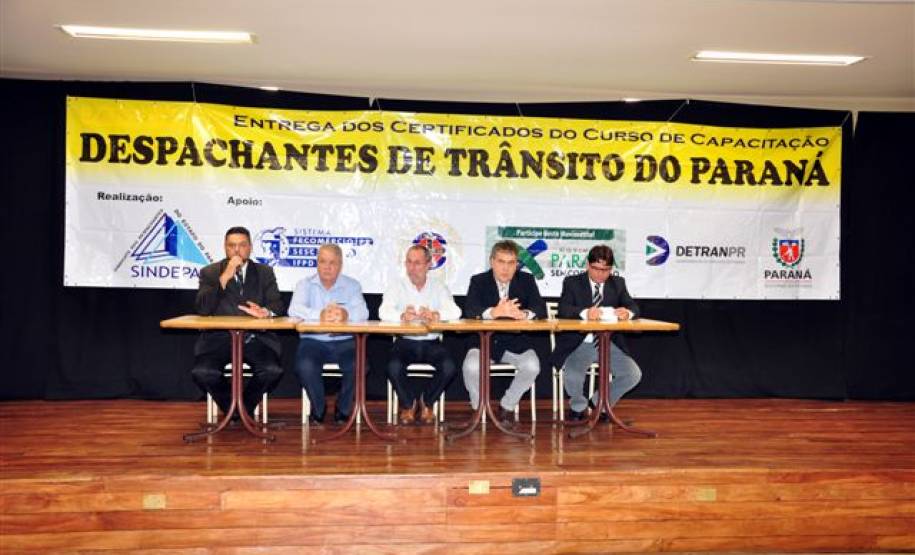 Para concluir a fase de entrega dos diplomas dos cursos de capacitação, que teve início no ano passado, o Sindepar, em parceria com o Detran-PR, realizou um evento em Londrina, no dia 19 de abril. Na ocasião estiveram presentes, além de membros da diretoria do Sindepar e do Detran-PR, mais de 100 despachantes de Londrina e da região norte do estado.