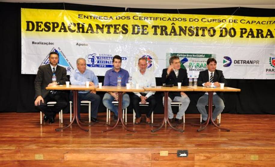 Para concluir a fase de entrega dos diplomas dos cursos de capacitação, que teve início no ano passado, o Sindepar, em parceria com o Detran-PR, realizou um evento em Londrina, no dia 19 de abril. Na ocasião estiveram presentes, além de membros da diretoria do Sindepar e do Detran-PR, mais de 100 despachantes de Londrina e da região norte do estado.