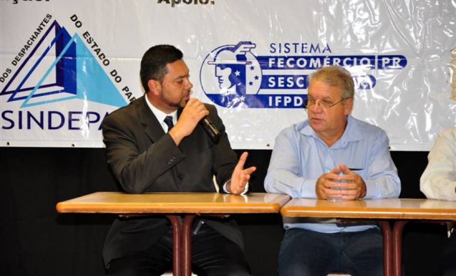 Para concluir a fase de entrega dos diplomas dos cursos de capacitação, que teve início no ano passado, o Sindepar, em parceria com o Detran-PR, realizou um evento em Londrina, no dia 19 de abril. Na ocasião estiveram presentes, além de membros da diretoria do Sindepar e do Detran-PR, mais de 100 despachantes de Londrina e da região norte do estado.