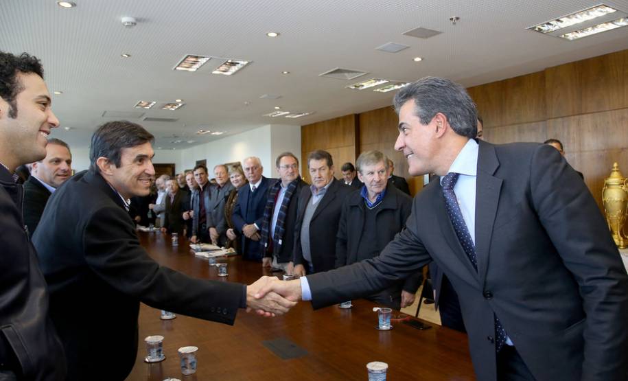 O governador Beto Richa anunciou nesta terça-feira (18), no Palácio Iguaçu, a restituição, pelo Detran-PR, de R$ 2 milhões para 25 cidades paranaenses que não estão integradas ao Sistema Nacional de Trânsito (SNT) e que não possuem adesão ao convênio de delegação para fiscalização de trânsito.Os valores são referentes a multas de trânsito de competência municipal, lavradas por agentes da autoridade de trânsito estadual. Curitiba,18/07/2017 Foto:Jaelson Lucas / ANPr