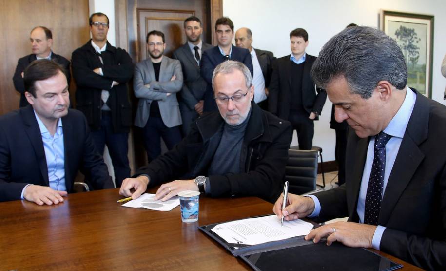 O governador Beto Richa anunciou nesta terça-feira (18), no Palácio Iguaçu, a restituição, pelo Detran-PR, de R$ 2 milhões para 25 cidades paranaenses que não estão integradas ao Sistema Nacional de Trânsito (SNT) e que não possuem adesão ao convênio de delegação para fiscalização de trânsito.Os valores são referentes a multas de trânsito de competência municipal, lavradas por agentes da autoridade de trânsito estadual. Curitiba,18/07/2017 Foto:Jaelson Lucas / ANPr