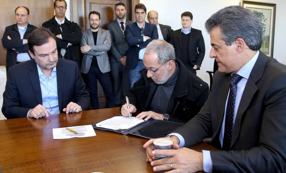 O governador Beto Richa anunciou nesta terça-feira (18), no Palácio Iguaçu, a restituição, pelo Detran-PR, de R$ 2 milhões para 25 cidades paranaenses que não estão integradas ao Sistema Nacional de Trânsito (SNT) e que não possuem adesão ao convênio de delegação para fiscalização de trânsito.Os valores são referentes a multas de trânsito de competência municipal, lavradas por agentes da autoridade de trânsito estadual. Curitiba,18/07/2017 Foto:Jaelson Lucas / ANPr