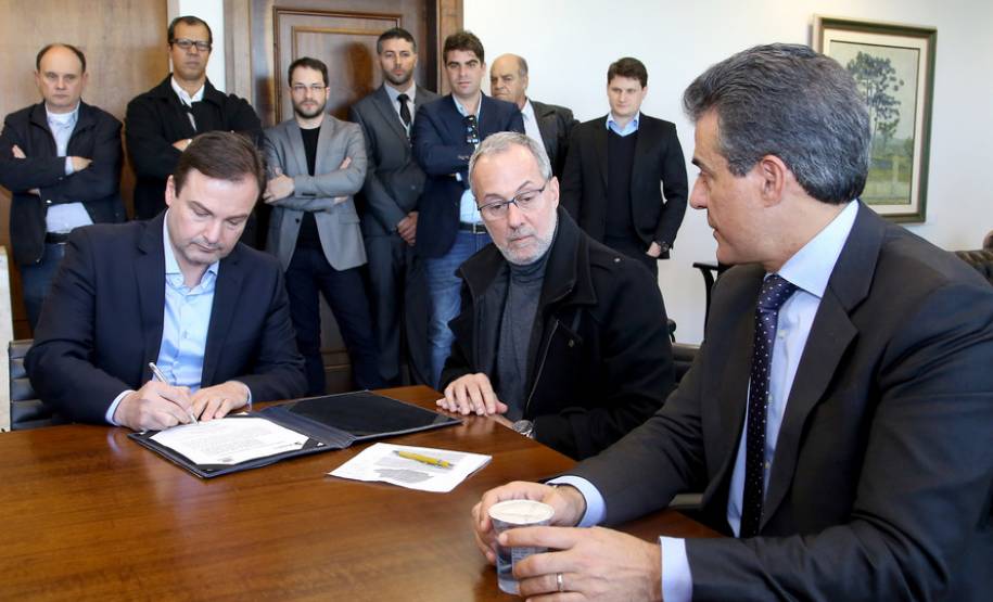 O governador Beto Richa anunciou nesta terça-feira (18), no Palácio Iguaçu, a restituição, pelo Detran-PR, de R$ 2 milhões para 25 cidades paranaenses que não estão integradas ao Sistema Nacional de Trânsito (SNT) e que não possuem adesão ao convênio de delegação para fiscalização de trânsito.Os valores são referentes a multas de trânsito de competência municipal, lavradas por agentes da autoridade de trânsito estadual. Curitiba,18/07/2017 Foto:Jaelson Lucas / ANPr