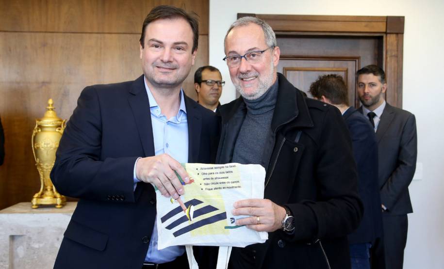 O governador Beto Richa anunciou nesta terça-feira (18), no Palácio Iguaçu, a restituição, pelo Detran-PR, de R$ 2 milhões para 25 cidades paranaenses que não estão integradas ao Sistema Nacional de Trânsito (SNT) e que não possuem adesão ao convênio de delegação para fiscalização de trânsito.Os valores são referentes a multas de trânsito de competência municipal, lavradas por agentes da autoridade de trânsito estadual. Curitiba,18/07/2017 Foto:Jaelson Lucas / ANPr