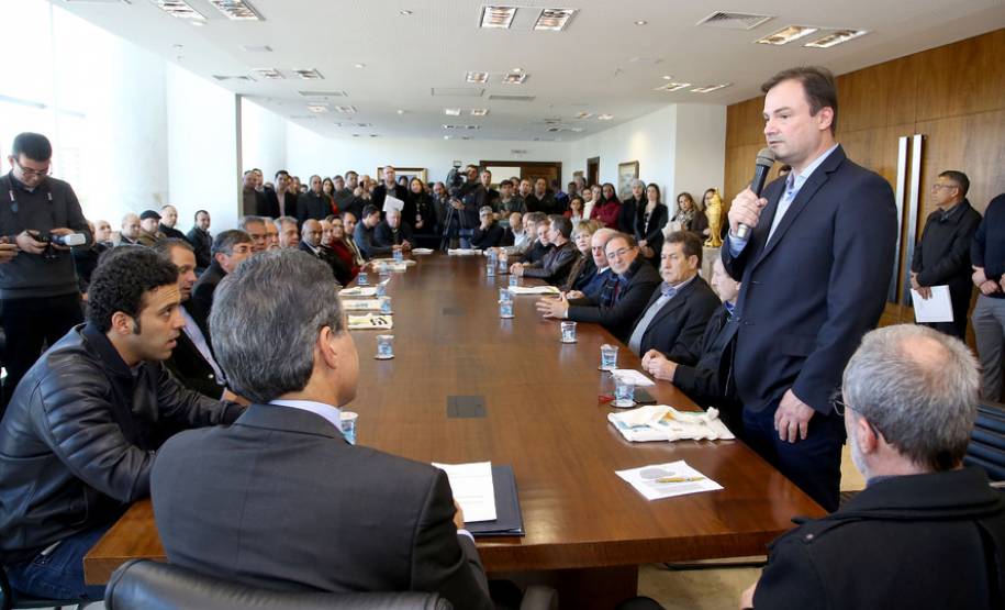 O governador Beto Richa anunciou nesta terça-feira (18), no Palácio Iguaçu, a restituição, pelo Detran-PR, de R$ 2 milhões para 25 cidades paranaenses que não estão integradas ao Sistema Nacional de Trânsito (SNT) e que não possuem adesão ao convênio de delegação para fiscalização de trânsito.Os valores são referentes a multas de trânsito de competência municipal, lavradas por agentes da autoridade de trânsito estadual. Curitiba,18/07/2017 Foto:Jaelson Lucas / ANPr