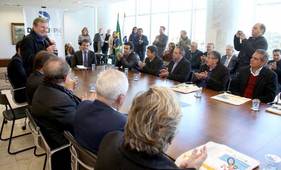 O governador Beto Richa anunciou nesta terça-feira (18), no Palácio Iguaçu, a restituição, pelo Detran-PR, de R$ 2 milhões para 25 cidades paranaenses que não estão integradas ao Sistema Nacional de Trânsito (SNT) e que não possuem adesão ao convênio de delegação para fiscalização de trânsito.Os valores são referentes a multas de trânsito de competência municipal, lavradas por agentes da autoridade de trânsito estadual. Curitiba,18/07/2017 Foto:Jaelson Lucas / ANPr