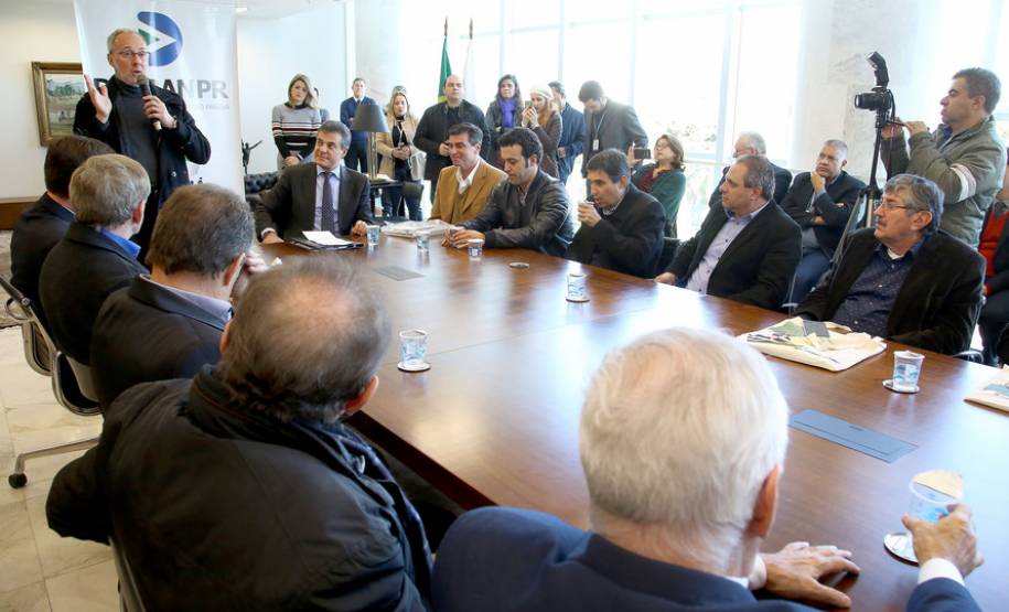 O governador Beto Richa anunciou nesta terça-feira (18), no Palácio Iguaçu, a restituição, pelo Detran-PR, de R$ 2 milhões para 25 cidades paranaenses que não estão integradas ao Sistema Nacional de Trânsito (SNT) e que não possuem adesão ao convênio de delegação para fiscalização de trânsito.Os valores são referentes a multas de trânsito de competência municipal, lavradas por agentes da autoridade de trânsito estadual. Curitiba,18/07/2017 Foto:Jaelson Lucas / ANPr