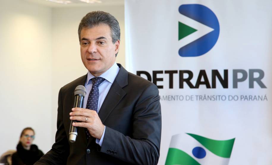 O governador Beto Richa anunciou nesta terça-feira (18), no Palácio Iguaçu, a restituição, pelo Detran-PR, de R$ 2 milhões para 25 cidades paranaenses que não estão integradas ao Sistema Nacional de Trânsito (SNT) e que não possuem adesão ao convênio de delegação para fiscalização de trânsito.Os valores são referentes a multas de trânsito de competência municipal, lavradas por agentes da autoridade de trânsito estadual. Curitiba,18/07/2017 Foto:Jaelson Lucas / ANPr
