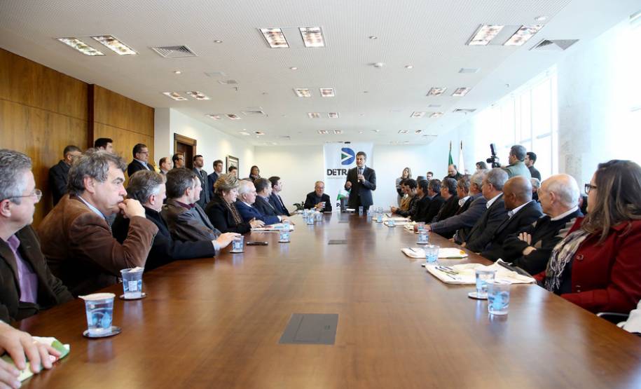 O governador Beto Richa anunciou nesta terça-feira (18), no Palácio Iguaçu, a restituição, pelo Detran-PR, de R$ 2 milhões para 25 cidades paranaenses que não estão integradas ao Sistema Nacional de Trânsito (SNT) e que não possuem adesão ao convênio de delegação para fiscalização de trânsito.Os valores são referentes a multas de trânsito de competência municipal, lavradas por agentes da autoridade de trânsito estadual. Curitiba,18/07/2017 Foto:Jaelson Lucas / ANPr