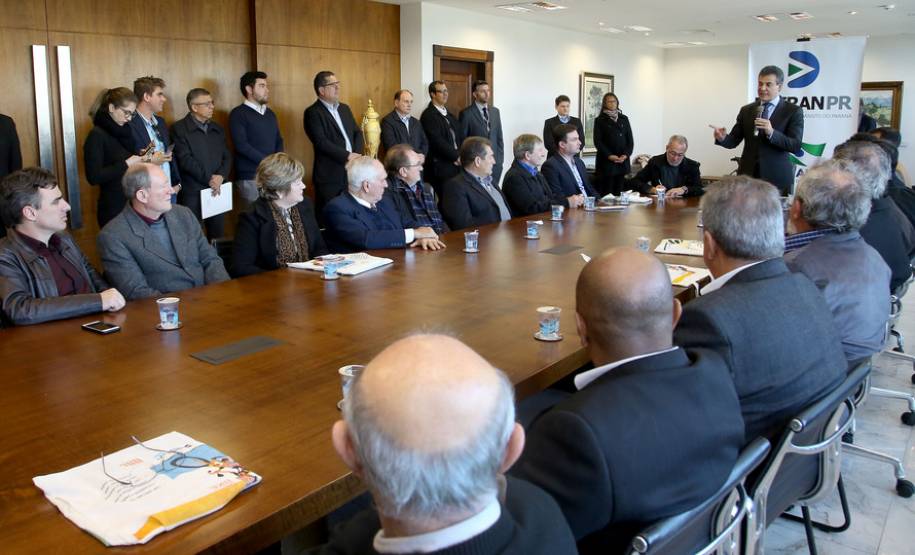 O governador Beto Richa anunciou nesta terça-feira (18), no Palácio Iguaçu, a restituição, pelo Detran-PR, de R$ 2 milhões para 25 cidades paranaenses que não estão integradas ao Sistema Nacional de Trânsito (SNT) e que não possuem adesão ao convênio de delegação para fiscalização de trânsito.Os valores são referentes a multas de trânsito de competência municipal, lavradas por agentes da autoridade de trânsito estadual. Curitiba,18/07/2017 Foto:Jaelson Lucas / ANPr