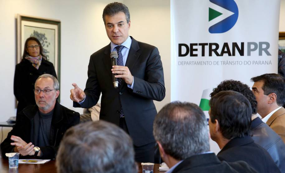 O governador Beto Richa anunciou nesta terça-feira (18), no Palácio Iguaçu, a restituição, pelo Detran-PR, de R$ 2 milhões para 25 cidades paranaenses que não estão integradas ao Sistema Nacional de Trânsito (SNT) e que não possuem adesão ao convênio de delegação para fiscalização de trânsito.Os valores são referentes a multas de trânsito de competência municipal, lavradas por agentes da autoridade de trânsito estadual. Curitiba,18/07/2017 Foto:Jaelson Lucas / ANPr