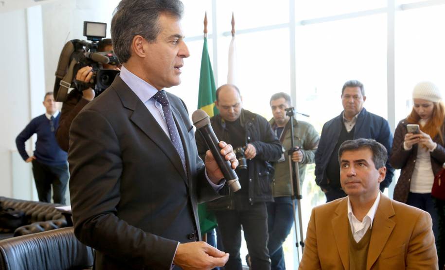 O governador Beto Richa anunciou nesta terça-feira (18), no Palácio Iguaçu, a restituição, pelo Detran-PR, de R$ 2 milhões para 25 cidades paranaenses que não estão integradas ao Sistema Nacional de Trânsito (SNT) e que não possuem adesão ao convênio de delegação para fiscalização de trânsito.Os valores são referentes a multas de trânsito de competência municipal, lavradas por agentes da autoridade de trânsito estadual. Curitiba,18/07/2017 Foto:Jaelson Lucas / ANPr