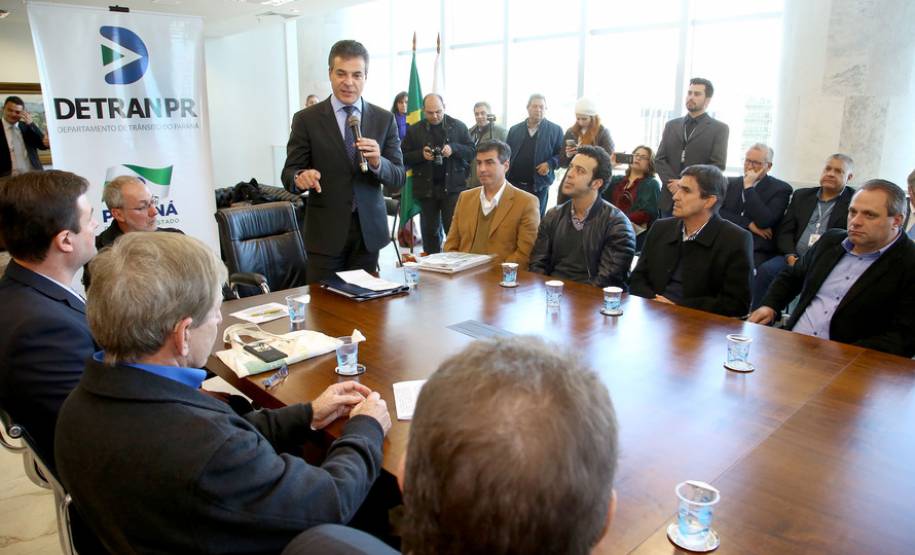 O governador Beto Richa anunciou nesta terça-feira (18), no Palácio Iguaçu, a restituição, pelo Detran-PR, de R$ 2 milhões para 25 cidades paranaenses que não estão integradas ao Sistema Nacional de Trânsito (SNT) e que não possuem adesão ao convênio de delegação para fiscalização de trânsito.Os valores são referentes a multas de trânsito de competência municipal, lavradas por agentes da autoridade de trânsito estadual. Curitiba,18/07/2017 Foto:Jaelson Lucas / ANPr