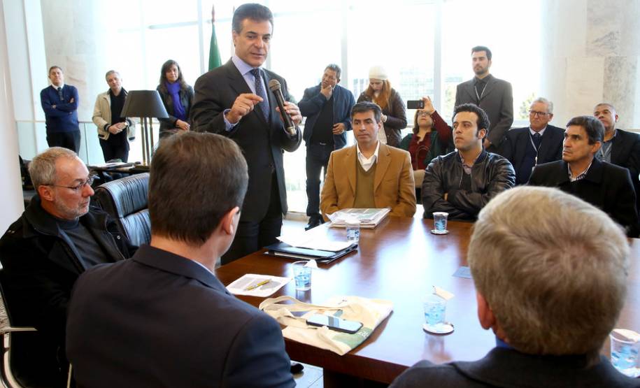 O governador Beto Richa anunciou nesta terça-feira (18), no Palácio Iguaçu, a restituição, pelo Detran-PR, de R$ 2 milhões para 25 cidades paranaenses que não estão integradas ao Sistema Nacional de Trânsito (SNT) e que não possuem adesão ao convênio de delegação para fiscalização de trânsito.Os valores são referentes a multas de trânsito de competência municipal, lavradas por agentes da autoridade de trânsito estadual. Curitiba,18/07/2017 Foto:Jaelson Lucas / ANPr