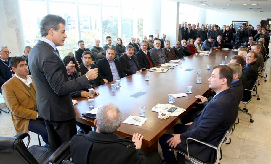 O governador Beto Richa anunciou nesta terça-feira (18), no Palácio Iguaçu, a restituição, pelo Detran-PR, de R$ 2 milhões para 25 cidades paranaenses que não estão integradas ao Sistema Nacional de Trânsito (SNT) e que não possuem adesão ao convênio de delegação para fiscalização de trânsito.Os valores são referentes a multas de trânsito de competência municipal, lavradas por agentes da autoridade de trânsito estadual. Curitiba,18/07/2017 Foto:Jaelson Lucas / ANPr