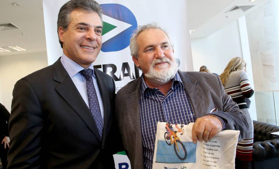 O governador Beto Richa anunciou nesta terça-feira (18), no Palácio Iguaçu, a restituição, pelo Detran-PR, de R$ 2 milhões para 25 cidades paranaenses que não estão integradas ao Sistema Nacional de Trânsito (SNT) e que não possuem adesão ao convênio de delegação para fiscalização de trânsito.Os valores são referentes a multas de trânsito de competência municipal, lavradas por agentes da autoridade de trânsito estadual. Curitiba,18/07/2017 Foto:Jaelson Lucas / ANPr