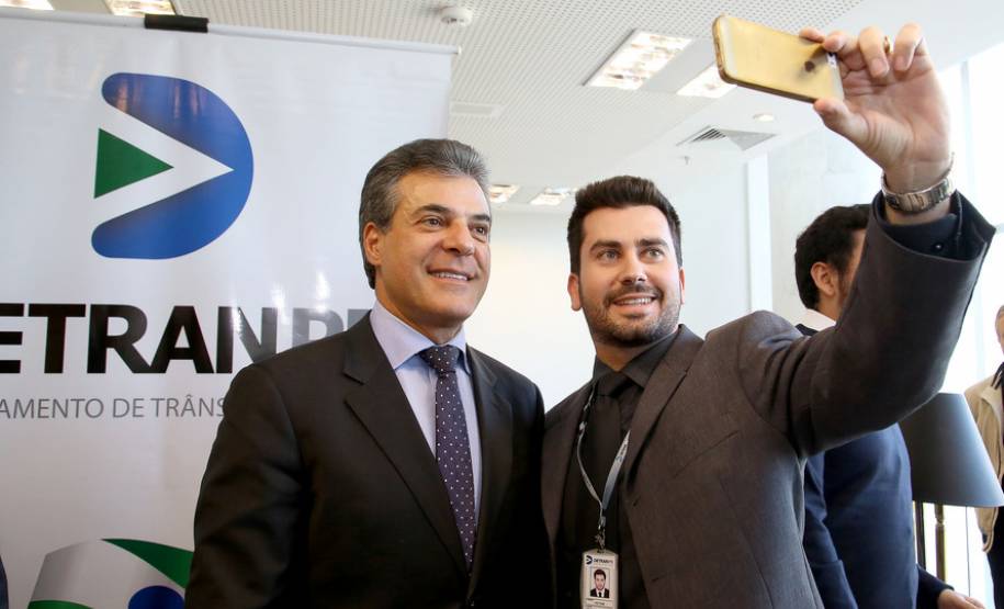 O governador Beto Richa anunciou nesta terça-feira (18), no Palácio Iguaçu, a restituição, pelo Detran-PR, de R$ 2 milhões para 25 cidades paranaenses que não estão integradas ao Sistema Nacional de Trânsito (SNT) e que não possuem adesão ao convênio de delegação para fiscalização de trânsito.Os valores são referentes a multas de trânsito de competência municipal, lavradas por agentes da autoridade de trânsito estadual. Curitiba,18/07/2017 Foto:Jaelson Lucas / ANPr