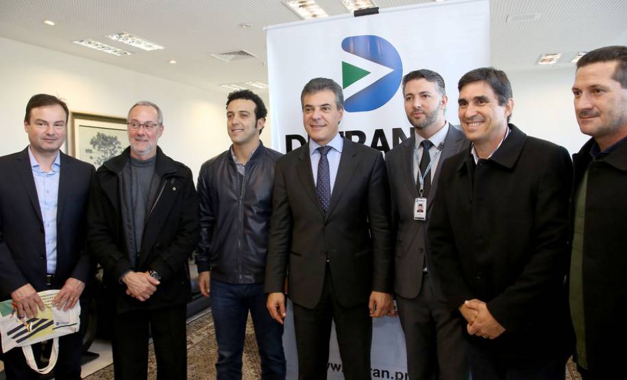 O governador Beto Richa anunciou nesta terça-feira (18), no Palácio Iguaçu, a restituição, pelo Detran-PR, de R$ 2 milhões para 25 cidades paranaenses que não estão integradas ao Sistema Nacional de Trânsito (SNT) e que não possuem adesão ao convênio de delegação para fiscalização de trânsito.Os valores são referentes a multas de trânsito de competência municipal, lavradas por agentes da autoridade de trânsito estadual. Curitiba,18/07/2017 Foto:Jaelson Lucas / ANPr