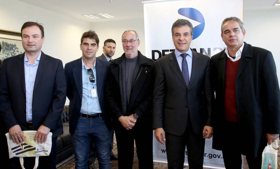 O governador Beto Richa anunciou nesta terça-feira (18), no Palácio Iguaçu, a restituição, pelo Detran-PR, de R$ 2 milhões para 25 cidades paranaenses que não estão integradas ao Sistema Nacional de Trânsito (SNT) e que não possuem adesão ao convênio de delegação para fiscalização de trânsito.Os valores são referentes a multas de trânsito de competência municipal, lavradas por agentes da autoridade de trânsito estadual. Curitiba,18/07/2017 Foto:Jaelson Lucas / ANPr