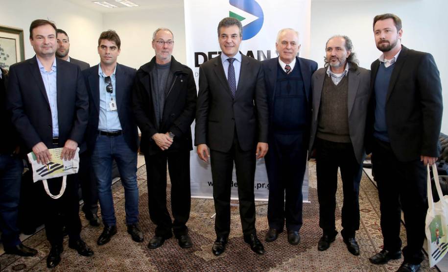 O governador Beto Richa anunciou nesta terça-feira (18), no Palácio Iguaçu, a restituição, pelo Detran-PR, de R$ 2 milhões para 25 cidades paranaenses que não estão integradas ao Sistema Nacional de Trânsito (SNT) e que não possuem adesão ao convênio de delegação para fiscalização de trânsito.Os valores são referentes a multas de trânsito de competência municipal, lavradas por agentes da autoridade de trânsito estadual. Curitiba,18/07/2017 Foto:Jaelson Lucas / ANPr