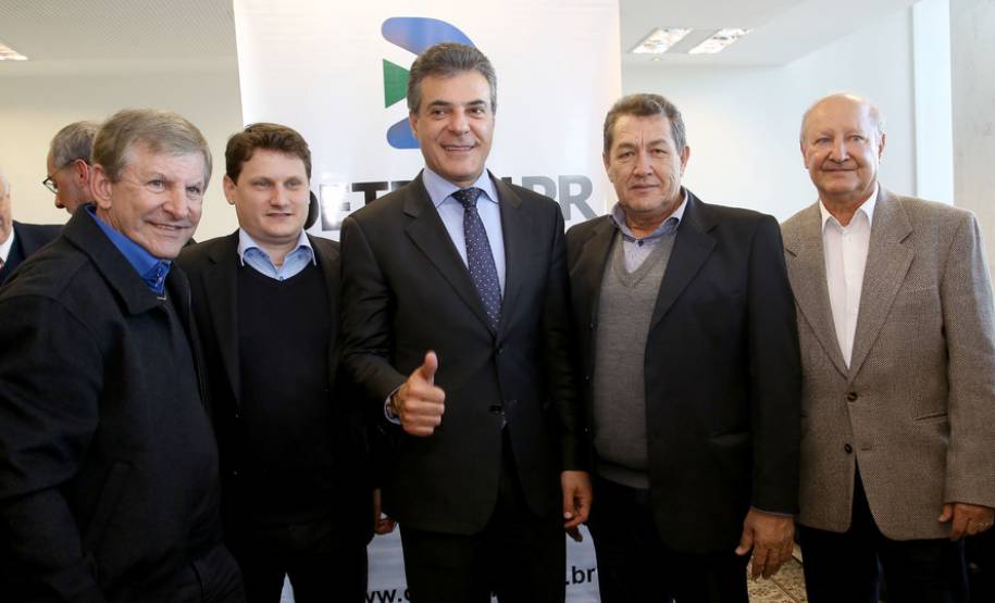 O governador Beto Richa anunciou nesta terça-feira (18), no Palácio Iguaçu, a restituição, pelo Detran-PR, de R$ 2 milhões para 25 cidades paranaenses que não estão integradas ao Sistema Nacional de Trânsito (SNT) e que não possuem adesão ao convênio de delegação para fiscalização de trânsito.Os valores são referentes a multas de trânsito de competência municipal, lavradas por agentes da autoridade de trânsito estadual. Curitiba,18/07/2017 Foto:Jaelson Lucas / ANPr