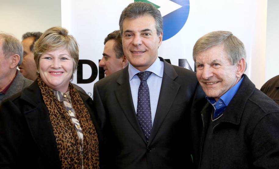 O governador Beto Richa anunciou nesta terça-feira (18), no Palácio Iguaçu, a restituição, pelo Detran-PR, de R$ 2 milhões para 25 cidades paranaenses que não estão integradas ao Sistema Nacional de Trânsito (SNT) e que não possuem adesão ao convênio de delegação para fiscalização de trânsito.Os valores são referentes a multas de trânsito de competência municipal, lavradas por agentes da autoridade de trânsito estadual. Curitiba,18/07/2017 Foto:Jaelson Lucas / ANPr