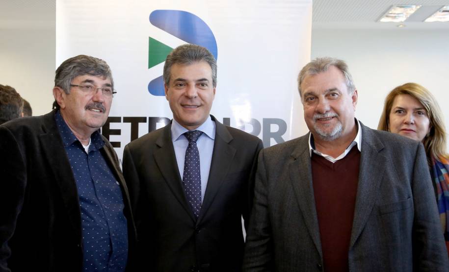 O governador Beto Richa anunciou nesta terça-feira (18), no Palácio Iguaçu, a restituição, pelo Detran-PR, de R$ 2 milhões para 25 cidades paranaenses que não estão integradas ao Sistema Nacional de Trânsito (SNT) e que não possuem adesão ao convênio de delegação para fiscalização de trânsito.Os valores são referentes a multas de trânsito de competência municipal, lavradas por agentes da autoridade de trânsito estadual. Curitiba,18/07/2017 Foto:Jaelson Lucas / ANPr