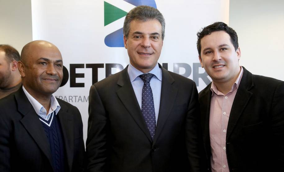 O governador Beto Richa anunciou nesta terça-feira (18), no Palácio Iguaçu, a restituição, pelo Detran-PR, de R$ 2 milhões para 25 cidades paranaenses que não estão integradas ao Sistema Nacional de Trânsito (SNT) e que não possuem adesão ao convênio de delegação para fiscalização de trânsito.Os valores são referentes a multas de trânsito de competência municipal, lavradas por agentes da autoridade de trânsito estadual. Curitiba,18/07/2017 Foto:Jaelson Lucas / ANPr