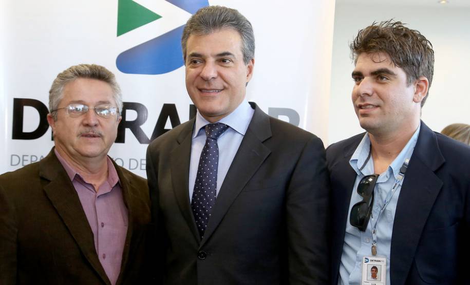 O governador Beto Richa anunciou nesta terça-feira (18), no Palácio Iguaçu, a restituição, pelo Detran-PR, de R$ 2 milhões para 25 cidades paranaenses que não estão integradas ao Sistema Nacional de Trânsito (SNT) e que não possuem adesão ao convênio de delegação para fiscalização de trânsito.Os valores são referentes a multas de trânsito de competência municipal, lavradas por agentes da autoridade de trânsito estadual. Curitiba,18/07/2017 Foto:Jaelson Lucas / ANPr