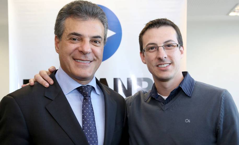 O governador Beto Richa anunciou nesta terça-feira (18), no Palácio Iguaçu, a restituição, pelo Detran-PR, de R$ 2 milhões para 25 cidades paranaenses que não estão integradas ao Sistema Nacional de Trânsito (SNT) e que não possuem adesão ao convênio de delegação para fiscalização de trânsito.Os valores são referentes a multas de trânsito de competência municipal, lavradas por agentes da autoridade de trânsito estadual. Curitiba,18/07/2017 Foto:Jaelson Lucas / ANPr