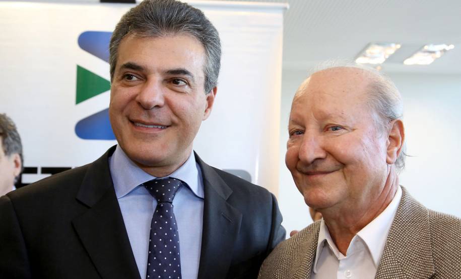 O governador Beto Richa anunciou nesta terça-feira (18), no Palácio Iguaçu, a restituição, pelo Detran-PR, de R$ 2 milhões para 25 cidades paranaenses que não estão integradas ao Sistema Nacional de Trânsito (SNT) e que não possuem adesão ao convênio de delegação para fiscalização de trânsito.Os valores são referentes a multas de trânsito de competência municipal, lavradas por agentes da autoridade de trânsito estadual. Curitiba,18/07/2017 Foto:Jaelson Lucas / ANPr