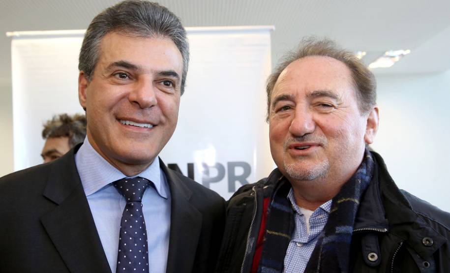 O governador Beto Richa anunciou nesta terça-feira (18), no Palácio Iguaçu, a restituição, pelo Detran-PR, de R$ 2 milhões para 25 cidades paranaenses que não estão integradas ao Sistema Nacional de Trânsito (SNT) e que não possuem adesão ao convênio de delegação para fiscalização de trânsito.Os valores são referentes a multas de trânsito de competência municipal, lavradas por agentes da autoridade de trânsito estadual. Curitiba,18/07/2017 Foto:Jaelson Lucas / ANPr