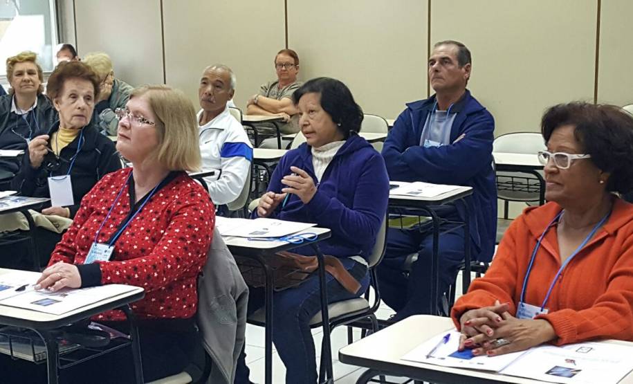 Com o surgimento das novas tecnologias, muitas famílias hoje dividem a atenção com os aparelhos celulares, smartphones, tabletes, notebooks e até com videogames. As pessoas idosas com mais dificuldade de acompanhar as transformações, muitas vezes, se sentem excluídas. Pensando nisso, o Departamento de Trânsito do Paraná (Detran) iniciou nesta terça-feira (25), um curso de inclusão digital, na sede da autarquia, em Curitiba.