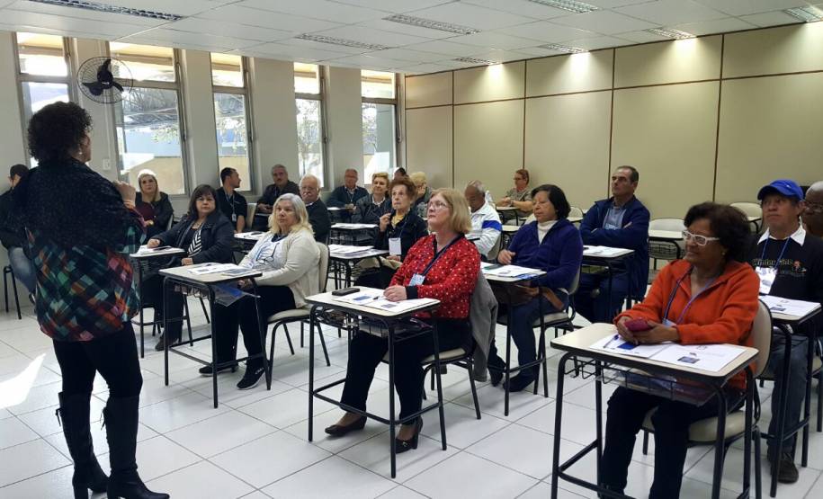 Com o surgimento das novas tecnologias, muitas famílias hoje dividem a atenção com os aparelhos celulares, smartphones, tabletes, notebooks e até com videogames. As pessoas idosas com mais dificuldade de acompanhar as transformações, muitas vezes, se sentem excluídas. Pensando nisso, o Departamento de Trânsito do Paraná (Detran) iniciou nesta terça-feira (25), um curso de inclusão digital, na sede da autarquia, em Curitiba.