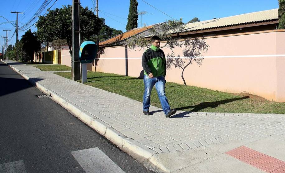 O governo estadual construiu quase 3 mil quilômetros lineares de calçadas em todo o Paraná. A estimativa, calculada por técnicos da Secretária de Estado de Desenvolvimento Urbano, leva em consideração as novas calçadas feitas por meio do Calçadas Paraná e as erguidas em conjunto com obras de recapeamento e de urbanização. Na imagem a rua, Capitão Leonardo Graziano. Araucária,20,07,2017 Foto:Jaelson Lucas / ANPr