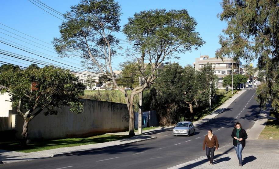 O governo estadual construiu quase 3 mil quilômetros lineares de calçadas em todo o Paraná. A estimativa, calculada por técnicos da Secretária de Estado de Desenvolvimento Urbano, leva em consideração as novas calçadas feitas por meio do Calçadas Paraná e as erguidas em conjunto com obras de recapeamento e de urbanização. Na imagem a rua, Heitor Alves Guimarães. Araucária,20,07,2017 Foto:Jaelson Lucas / ANPr